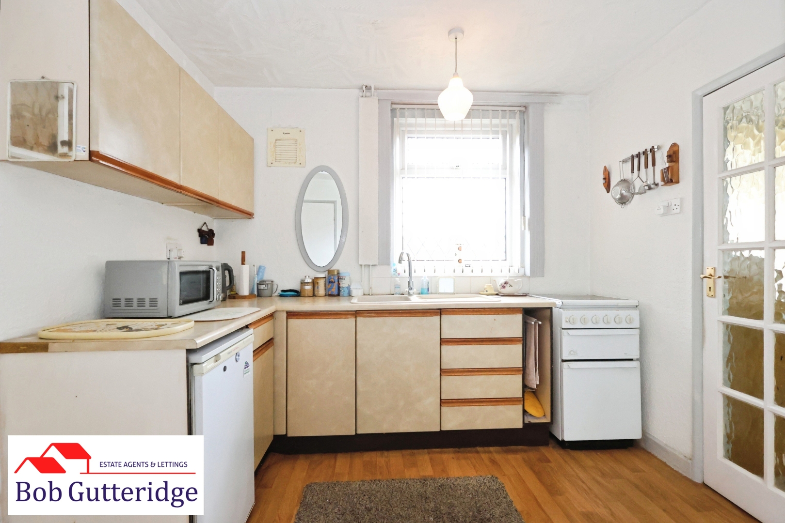 FITTED KITCHEN